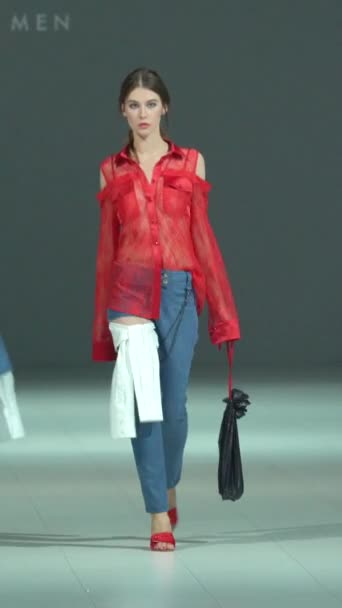 Žena model na lávce během módní přehlídky Vertikální video — Stock video