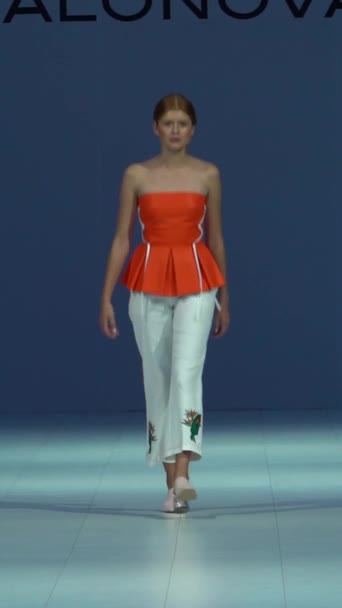 Kobieta modelka na wybiegu podczas pokazu mody Vertical video — Wideo stockowe