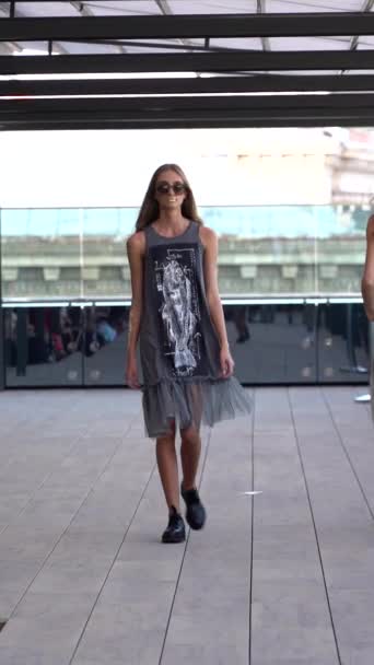 Woman model on the catwalk during a fashion show Vertical video — Vídeo de stock