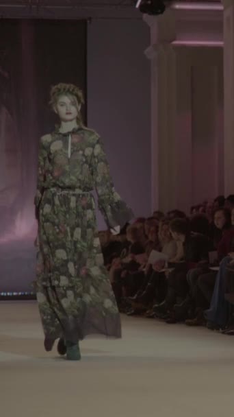 Femeie model pe podium în timpul unui spectacol de modă Vertical video — Videoclip de stoc