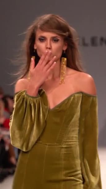 Női modell a kifutón egy divatbemutatón Függőleges videó — Stock videók