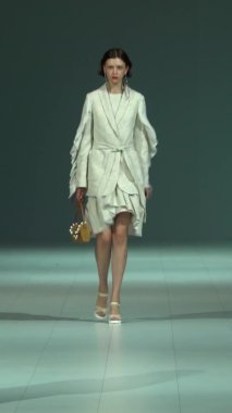 Platwalk Dikey Videoda Model