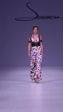 Platwalk Dikey Videoda Model