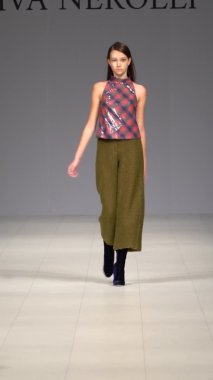 Platwalk Dikey Videoda Model