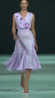 Platwalk Dikey Videoda Model