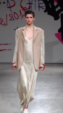 Platwalk Dikey Videoda Model