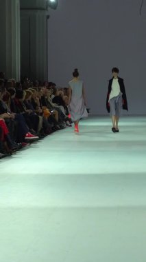 Platwalk Dikey Videoda Model