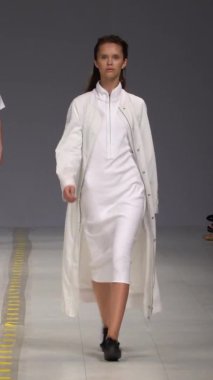 Platwalk Dikey Videoda Model