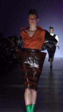 Platwalk Dikey Videoda Model