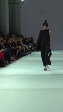 Platwalk Dikey Videoda Model