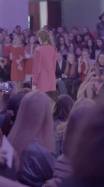 Platwalk Dikey Videoda Model