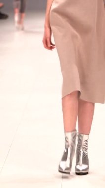 Platwalk Dikey Videoda Model