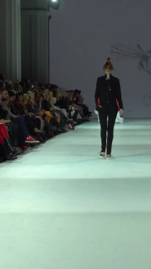 Platwalk Dikey Videoda Model