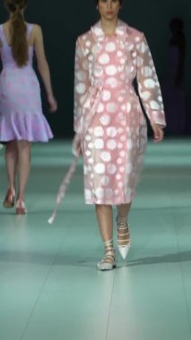 Platwalk Dikey Videoda Model