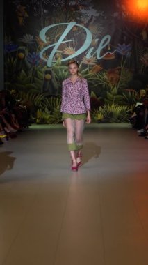 Platwalk Dikey Videoda Model