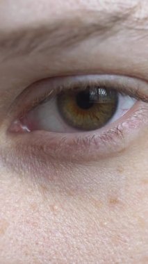 Kadın gözüne yakın çekim, makro çekim dikey video