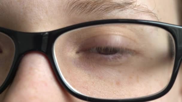 Œil féminin avec lunettes gros plan — Video