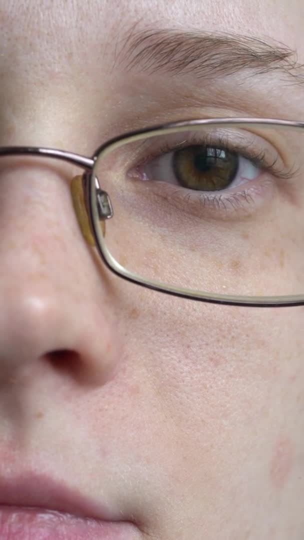 Ojo femenino con gafas close-up Vídeo vertical — Vídeos de Stock