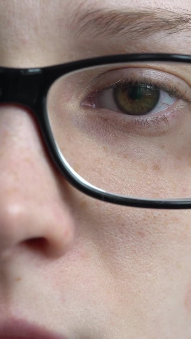 Female eye with glasses close-up Vertical video — Stock Video