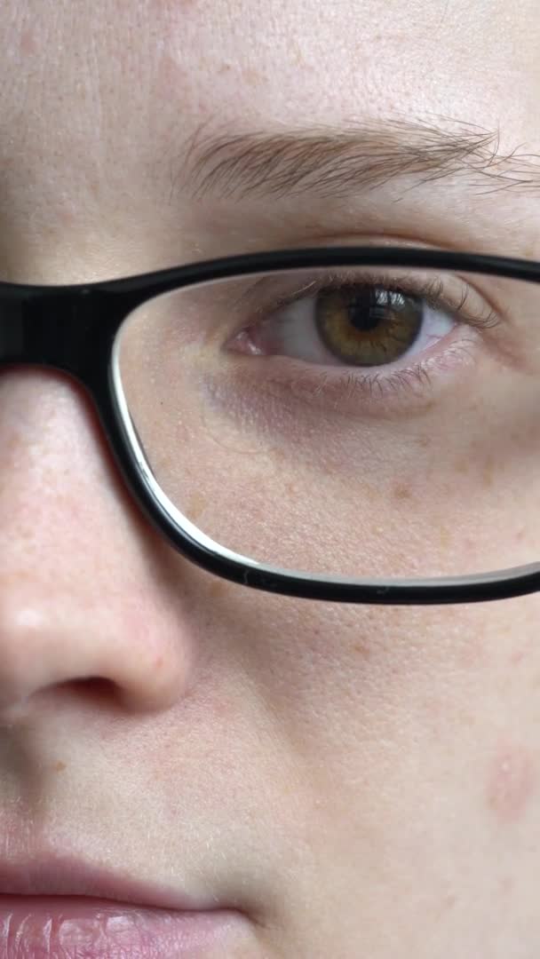 Женский глаз с очками крупным планом — стоковое видео