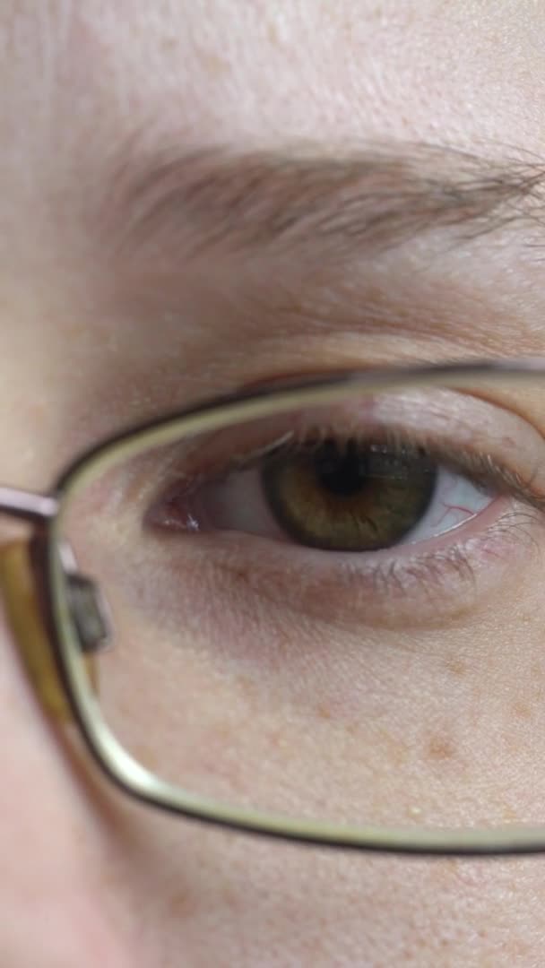 Vrouw oog met bril close-up Verticale video — Stockvideo