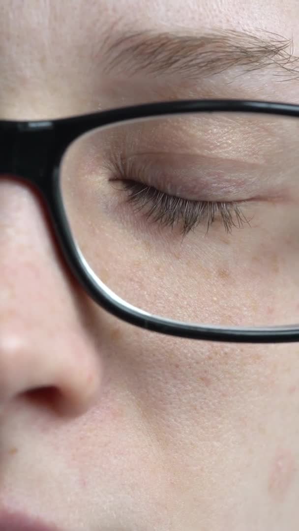 Ojo femenino con gafas close-up Vídeo vertical — Vídeos de Stock