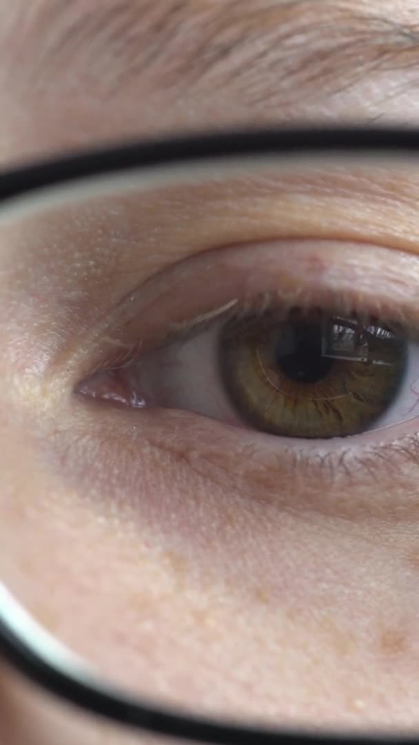 Γυναικείο μάτι με γυαλιά close-up Κάθετη βίντεο — Αρχείο Βίντεο