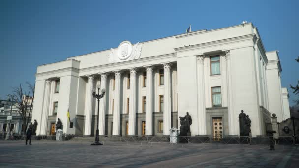 El símbolo político de Ucrania es el edificio del Parlamento - Verkhovna Rada — Vídeo de stock