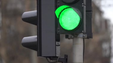 Yoldaki trafik ışığı trafiği düzenler