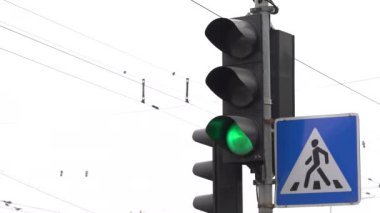 Yoldaki trafik ışığı trafiği düzenler