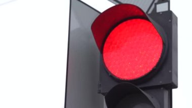 Yoldaki trafik ışığı trafiği düzenler