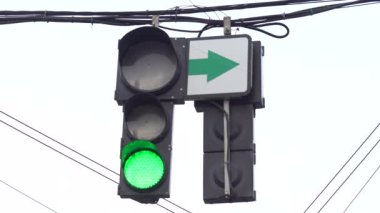 Yoldaki trafik ışığı trafiği düzenler