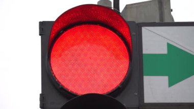 Yoldaki trafik ışığı trafiği düzenler