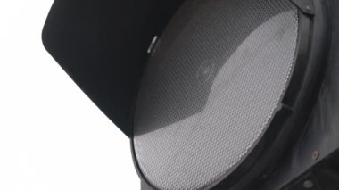 Yoldaki trafik ışığı trafiği düzenler