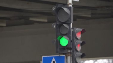 Yoldaki trafik ışığı trafiği düzenler