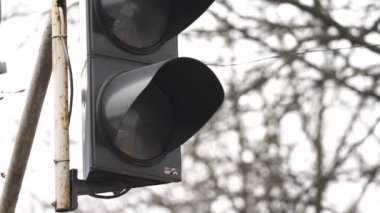 Yoldaki trafik ışığı trafiği düzenler