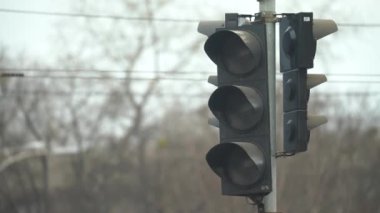 Yoldaki trafik ışığı trafiği düzenler