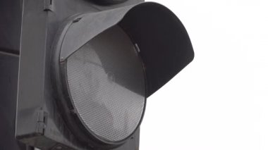 Yoldaki trafik ışığı trafiği düzenler