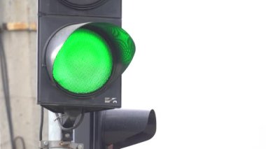 Yoldaki trafik ışığı trafiği düzenler