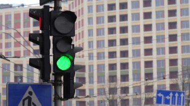 Yoldaki trafik ışığı trafiği düzenler