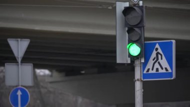 Yoldaki trafik ışığı trafiği düzenler