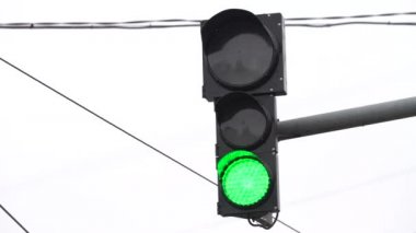 Yoldaki trafik ışığı trafiği düzenler