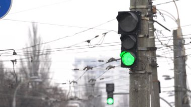 Yoldaki trafik ışığı trafiği düzenler