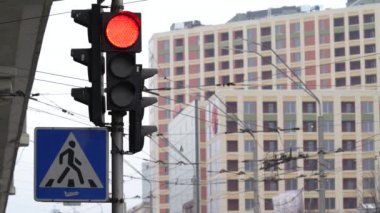Yoldaki trafik ışığı trafiği düzenler