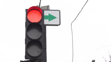 Yoldaki trafik ışığı trafiği düzenler