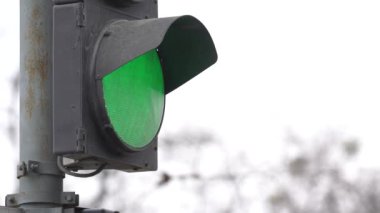 Yoldaki trafik ışığı trafiği düzenler