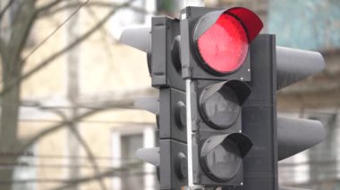 Yoldaki trafik ışığı trafiği düzenler