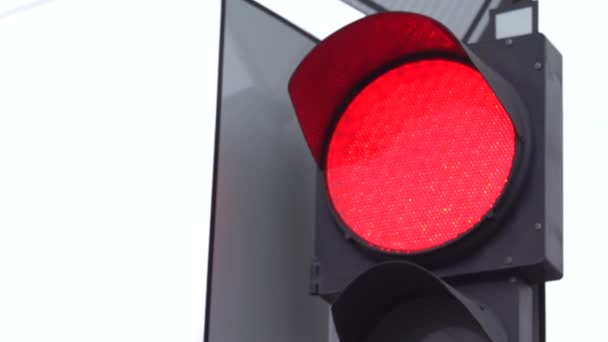 Verkeerslichten op de weg regelen het verkeer — Stockvideo