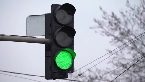 Semáforo en la carretera regula el tráfico — Vídeo de stock