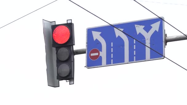 Traffic light on the road regulates traffic — Stock Video